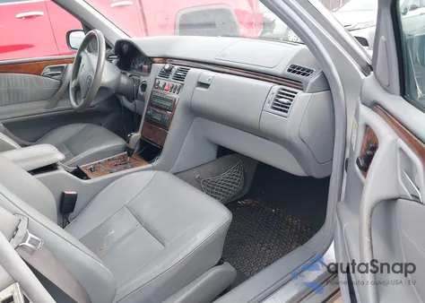 2001 Mercedes-Benz E 320 z USA, uszkodzony, nr VIN WDBJF65J61B378528